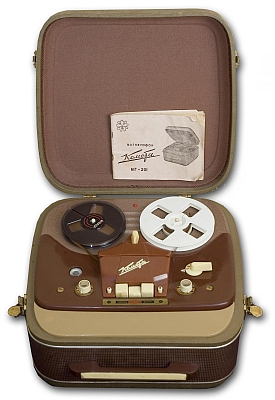 Катушечный магнитофон "Комета МГ-201" 