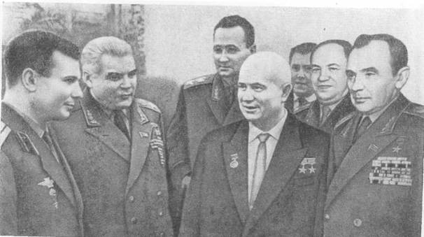 Москва. 14 апреля 1961 года. Приём в Большем Кремлёвском дворце. Н.С.Хрущёв, Маршалы Советского Союза Р.Я.Малиновский, А.А.Гречко, М.В. Захаров и К. С. Москаленко беседуют с лётчиком-космонавтом майором Ю. А. Гагариным.