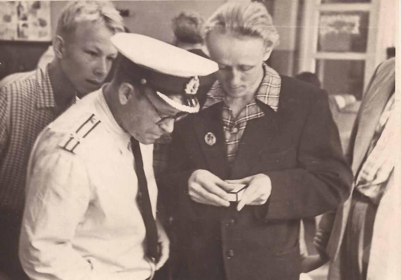 Борис Суханов демонстрирует свой экспонат - карманный радиоприёмник