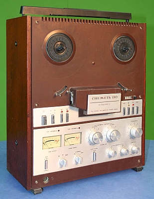 Катушечный магнитофон "Снежеть-110-стерео"